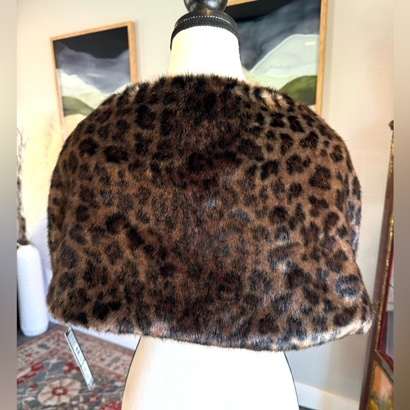 Tahari Leopard Faux Fur Cape - Picture 5 of 13